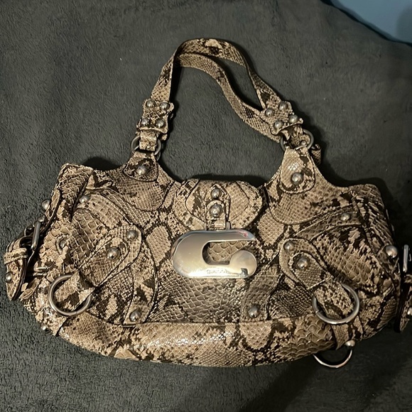 I’m selling this guess bag idk really much about the bag I just know it’s guess - Picture 1 of 6
